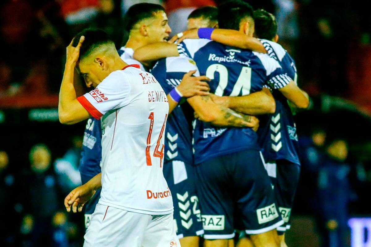 Los jugadores de Gimnasia festejan el gol ajeno, mientras Guillermo Benítez se lamenta por el error de su compañero Santiago Hezze; Huracán se quedó sin invicto en su estadio en la Liga Profesional de Fútbol.