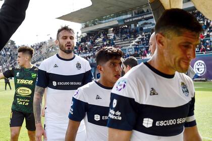 Los jugadores de Gimnasia se meten en la boca del Lobo, la figura que le da forma a la manga. Una metáfora.