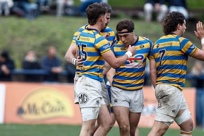 Los jugadores de Hindú festejan uno de los tries en la victoria por 40-10 ante Regatas en Bella Vista