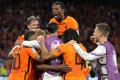Los jugadores de Holanda celebran luego que Denzel Dumfries anotó el tercer gol en la victoria 3-2 ante Ucrania en la Eurocopa, el domingo 13 de enero de 2021. (AP Foto/Peter Dejong, Pool)