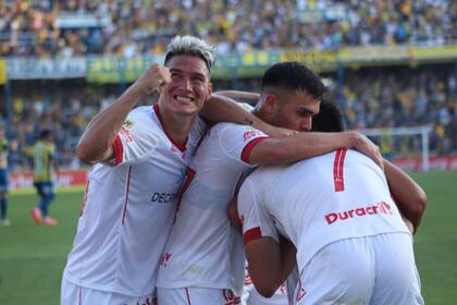 Los jugadores de Huracán celebran con Matías Coccaro (N° 7) autor de dos goles en la goleada ante Rosario Central 4-1