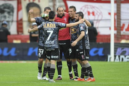 Los jugadores de Huracán festejan la permanencia