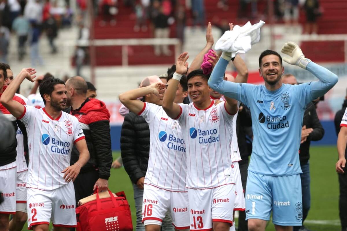Los jugadores de Huracán festejando el gran triunfo ante su gente