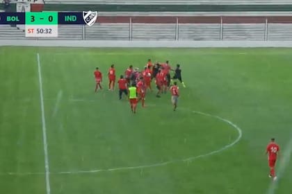 Los jugadores de Independiente de Neuquén se vieron perjudicados por el árbitro del partido y sobre el final corrieron a la terna arbitral