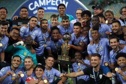 Los jugadores de Independiente del Valle de Ecuador festejan con el trofeo tras vencer a Flamengo en la Recopa Sudamericana, el martes 28 de febrero de 2023 (AP Foto/Bruna Prado)