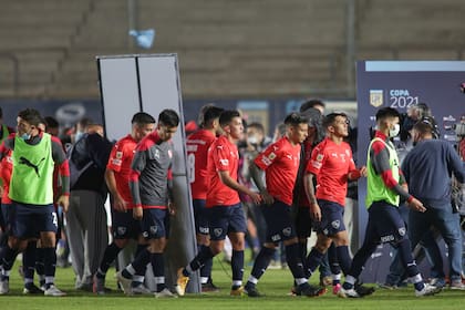 Los jugadores de Independiente se retiran del campo tras perder en la semifinal de la Copa de la Liga ante Colón por 2-0