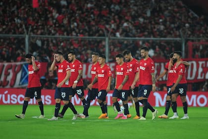 Los jugadores de Independiente se van del campo con la frustración del empate con Talleres de Córdoba 2-2 y la no clasificación a los cuartos de final de la Copa de la Liga 2024