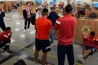 Los jugadores de Independiente varados en la aduana del aeropuerto de Salvador, en Brasil