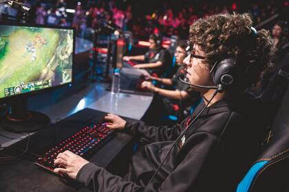 Los jugadores de Infinity eSports, actual campeón de la Liga Norte, durante la gran final disputada en Chile