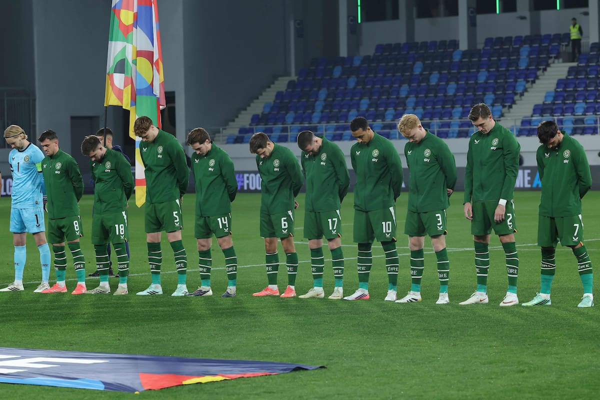 Los jugadores de Irlanda inclinando la cabeza durante el himno nacional de Israel antes del partido de fútbol de la Liga de Naciones de la UEFA