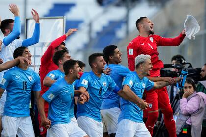Los jugadores de Israel festejan eufóricos la clasificación para las semifinales del Mundial Sub 20, luego de derrotar por 3 a 2 a Brasil en San Juan.