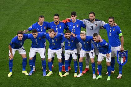 Los jugadores de Italia posan previo a la semifinal contra España por la Liga de las Naciones de la UEFA, el miércoles 6 de octubre de 2021, en Milán. (Marco Bertorello/Pool vía AP)