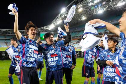Los jugadores de Japón celebran tras la victoria 2-0 ante Australia y lograr la clasificación a la Copa Mundial, el jueves 24 de marzo de 2022, en Sydney. (AP Foto/Mark Baker)