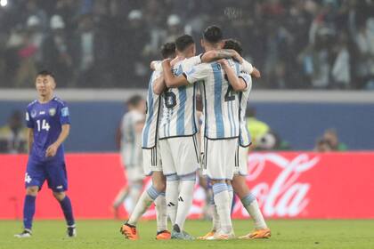 Los jugadores de la Argentina celebran la victoria trabajada en el Madre de Ciudades de Santiago del Estero