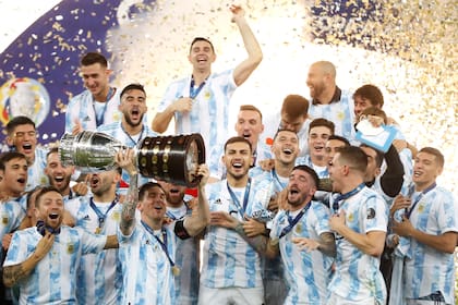 Los jugadores de la Argentina celebran tras vencer 1 a 0 a Brasil en la final de la Copa América