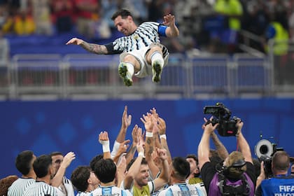 Los jugadores de la Argentina levantan a Lionel Messi tras vencer a Egipto en los octavos de final del Mundial 2026