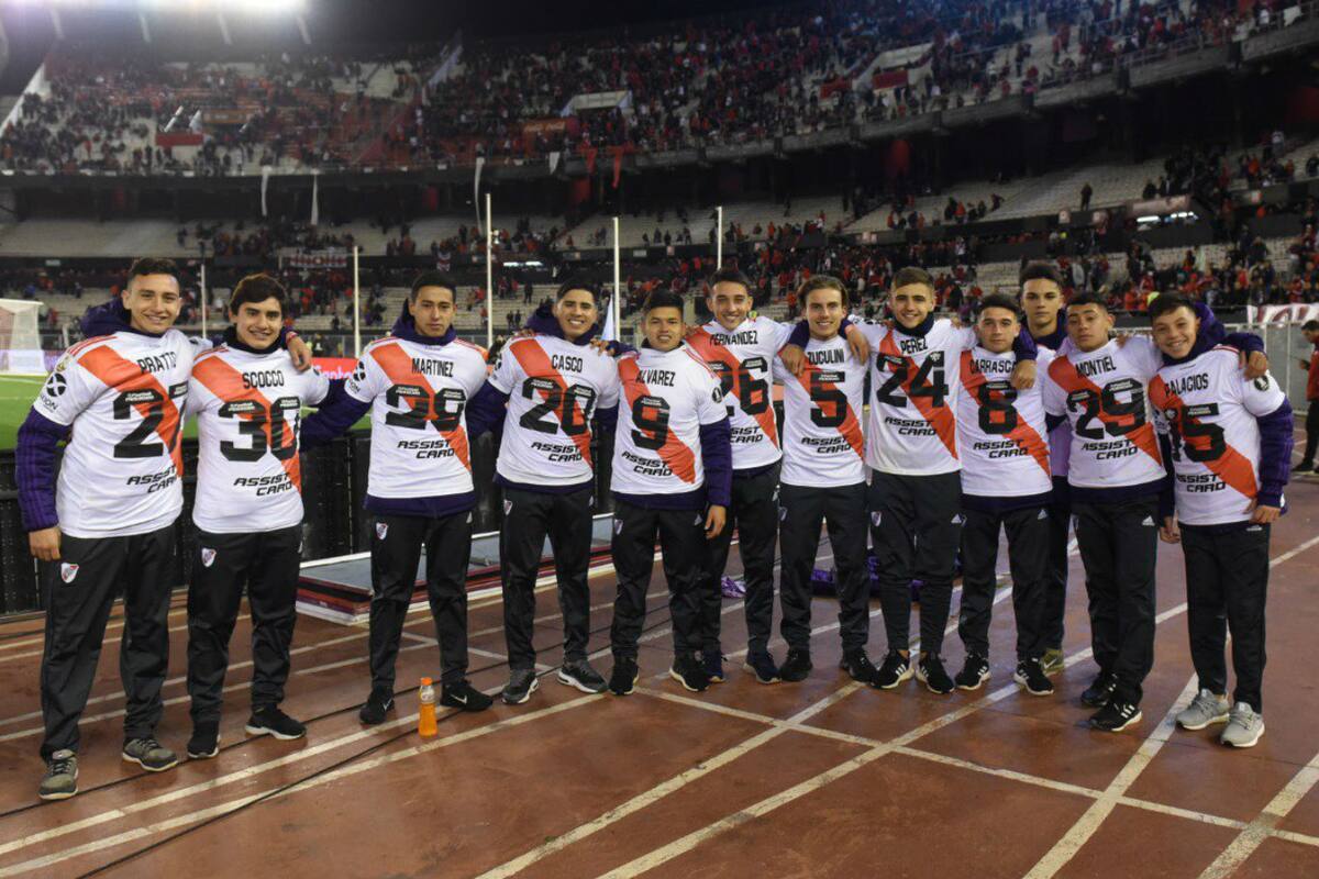 Los jugadores de la categoría 2003 de River se llevaron de regalo las camisetas del plantel profesional