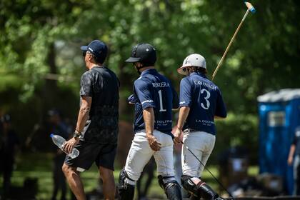 Los jugadores de La Dolfina Polo Ranch se van de la cancha