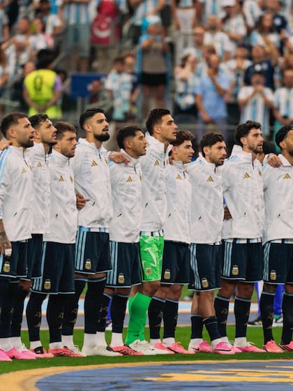 Los jugadores de la selección argentina en este Mundial; los arqueros, el Flaco López y Messi, con los únicos botines distintos