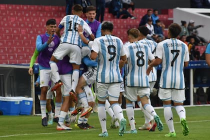 Los jugadores de la selección argentina festejan uno de los goles de Santiago López Grobin en el triunfo 2 a 1