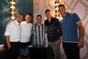 Los jugadores de la selección argentina posan con el DJ Fer Palacio
Foto: Instagram @tagliafico3