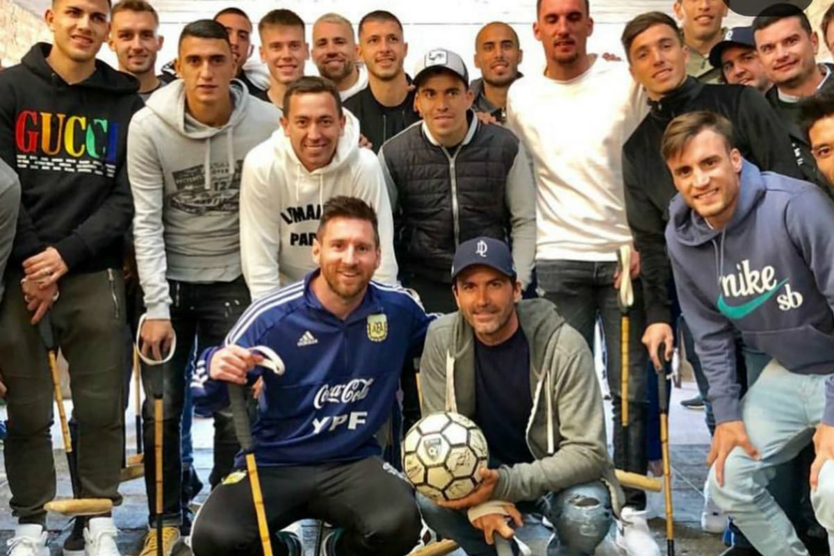 Los jugadores de la selección, con Messi a la cabeza, posando con Cambiaso en Cañuelas