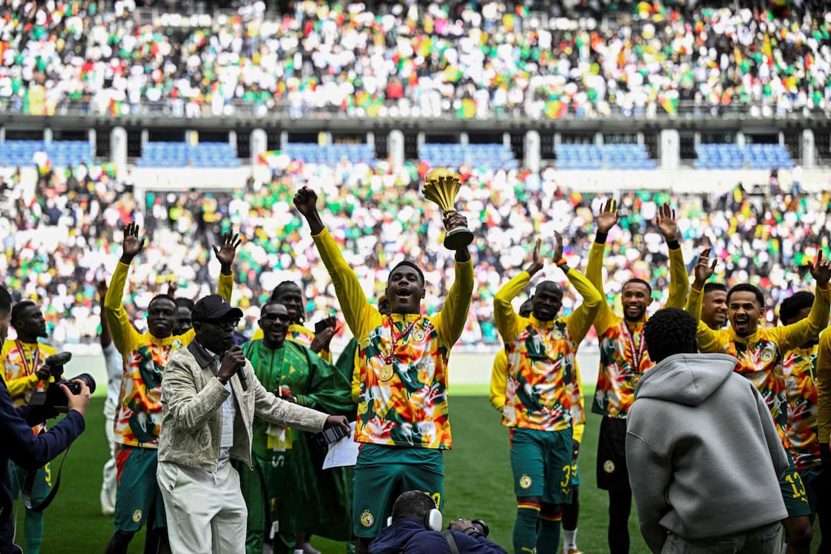 Los jugadores de la selección de Senegal exhibieron su trofeo de la Copa de África y dieron una vuela olímpica antes del partido con Perú en Saint-Denis, pese a que la CAF les quitó el título y se lo dio a Marruecos