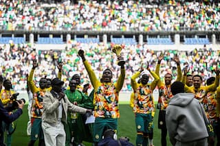 Senegal, en rebeldía: exhibió la Copa de África que se le quitó hace una semana y se la mostró al mundo