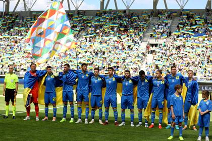 Los jugadores de la selección de Ucrania se alinean previo al partido contra Armenia por la Liga de las Naciones de la UEFA en Lodz, Polonia, sábado 11 de junio de 2002. Ucrania ganó 3-0. (AP Foto/Michal Dyjuk)