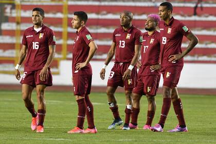 Los jugadores de la selección de Venezuela abandonan la cancha tras la derrota ante Bolivia en un duelo de la eliminatoria mundialista, el jueves 3 de junio de 2021 (Aizar Raldes/Pool via AP)