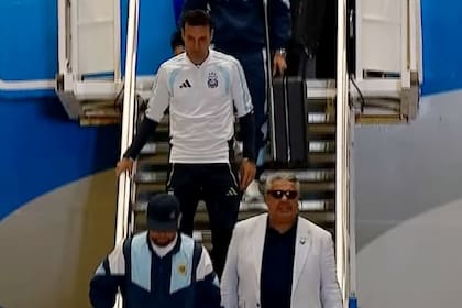 Otamendi, Tapia y Scaloni, tras su llegada a Ezeiza