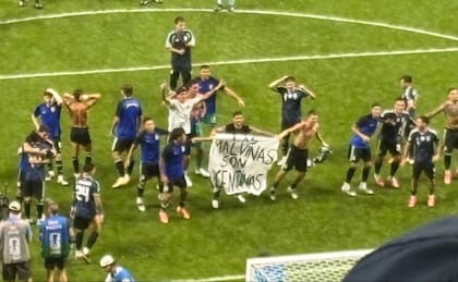 Los jugadores de la Selección muestran la bandera tras el partido ante Inglaterra. "Las Malvinas son argentinas"