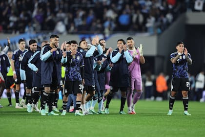 Los jugadores de la selección saludan al público tras el final
