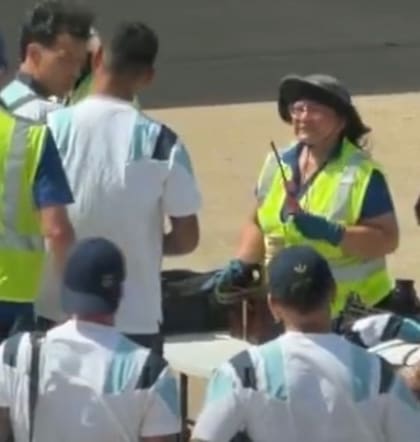 Los jugadores de la selección se sometieron a los controles aeroportuarios en Kansas: un momento simpático se produjo cuando le quitaron a Cuti Romero un clásico encendedor de chispa alargado