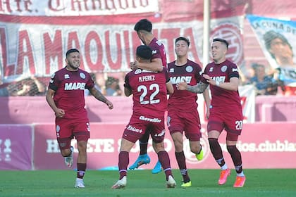 Los jugadores de Lanús festejan el primer gol, anotado por Leonel Di Plácido, en el partido ante San Lorenzo