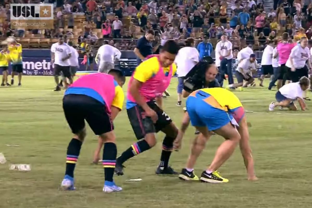 Los jugadores de Las Vegas Lights FC se sumaron a intentar agarrar billetes