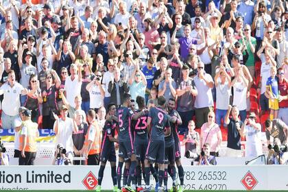 Los jugadores de Leeds festejan uno de los tres goles con los que derrotaron a Stoke City como visitantes.
