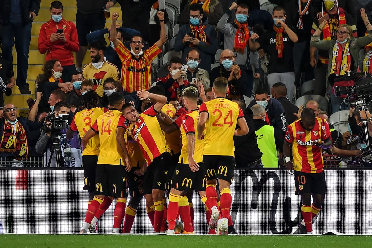 Los jugadores de Lens, con el argentino Facundo Medina (ex Talleres), festejan el gol de Ignatius Ganago, que les dio el triunfo frente a PSG, por la Liga de Francia.