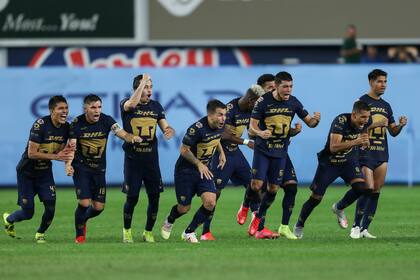 Los jugadores de los Pumas festejan luego de vencer por penales al New York City FC en un partido de la Copa de Liga, el jueves 12 de agosto de 2021 (AP Foto/Eduardo Muñoz Alvarez)