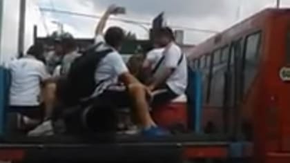 Los jugadores de Luján, a bordo de un camión