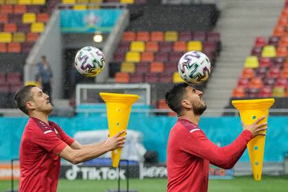 Los jugadores de Macedonia del Norte entrenan el miércoles 16 de junio de 2021, en la Arena Nacional de Bucarest (AP Foto/Vadim Ghirda)