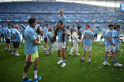 Los jugadores de Manchester City festejan la consagración de la Premier League; el equipo de Pep Guardiola, Liverpool y Manchester United se repartieron el dominio de la liga inglesa en los últimos 50 años