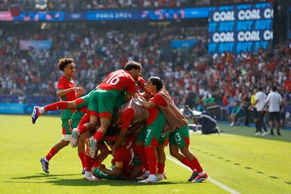 Los jugadores de Marruecos celebran el gol de Ilias Akhomach en la victoria 4-0 ante Estados Unidos en el fútbol masculino de los Juegos Olímpicos de París, el viernes 2 de agosto de 2024. (AP Foto/Aurelien Morissard)