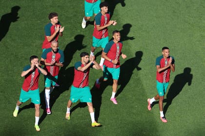 Los jugadores de Marruecos se mueven en el campo de Boston, antes del inicio del partido con Escocia, por el grupo C