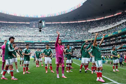 Los jugadores de México celebran con su público tras obtener su primera victoria de la competencia