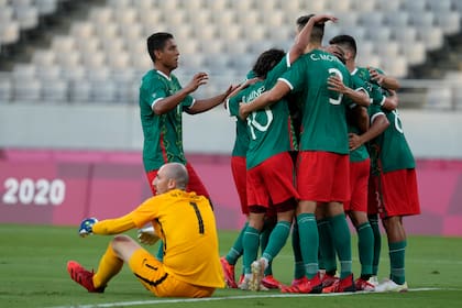 Los jugadores de México celebran el gol de Sebastián Córdova en la victoria 4-1 ante Francia en el fúbtol de los Juegos Olímpicos de Tokio 2020, el jueves 22 de julio de 2022, en Tokio. (AP Foto/Shuji Kajiyama).