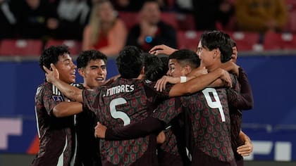 Los jugadores de México celebran el gol de Diego Ochoa para el empate 2-2 contra Brasil en el Mundial Sub 20, el domingo 28 de septiembre de 2025, en Santiago, Chile. (AP Foto/Matías Delacroix)