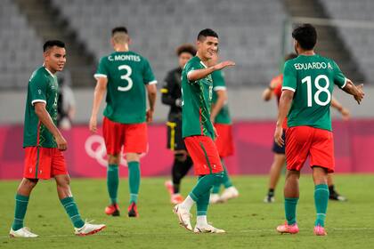 Los jugadores de México celebran tras derrotar a Francia en el torneo de fútbol masculino de los Juegos de Tokio, el jueves 22 de julio de 2021, en Tokio. (AP Foto/Shuji Kajiyama)