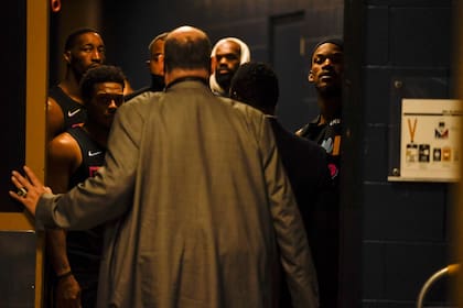 Los jugadores de Miami se amontonan en la puerta del vestuario de Denver tras el incidente entre Morris y Jokic; Jimmy Butler (a la derecha de la imagen), invitó al serbio a pelear cuando viaje a Miami
