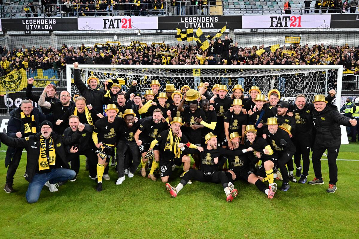 Los jugadores de Mjällby, pura algarabía al conquistar la liga de Suecia